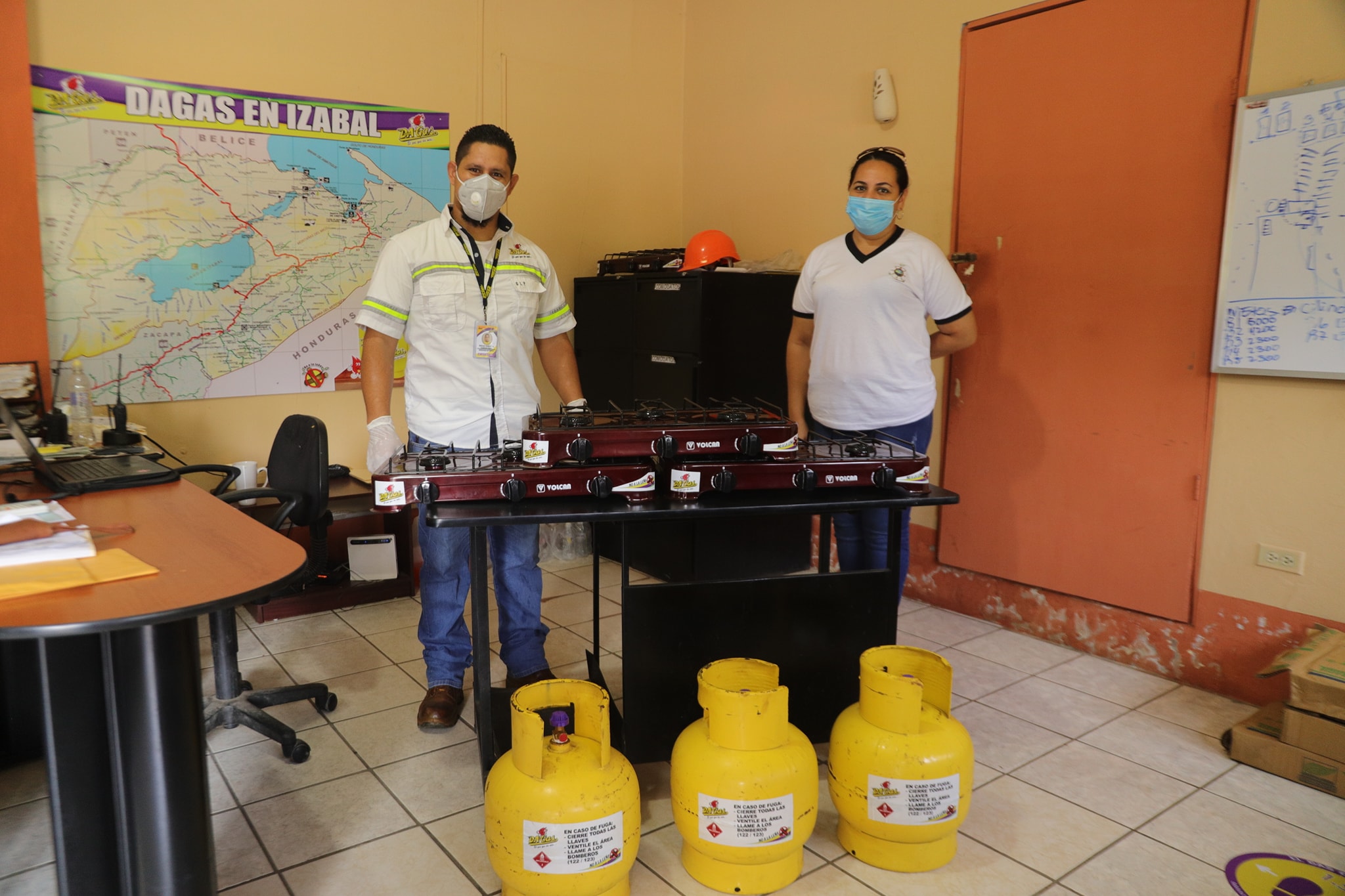 Entrega de estufas a la Municipalidad de Puerto Barrios de parte de la empresa DAGAS en Izabal