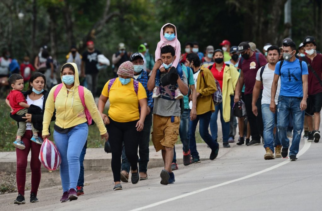 Nueva caravana con unos 2 mil migrantes parte desde el sur de México