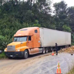 Paso en ruta Interamericana continúa afectado por derrumbes y un hundimiento