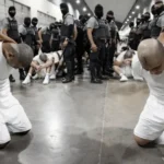Cómo es el Cecot, la megacárcel en la que Bukele encerró a los cientos de venezolanos que el gobierno de Trump deportó a El Salvador desde Estados Unidos