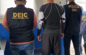 Guardia del SP habría colaborado con líder de “Los Sureños” para coordinar extorsiones desde prisión