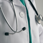 Sorprenden a médicos ingiriendo bebidas alcohólicas en el Hospital Departamental de Sololá, y les rescinden el contrato