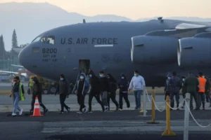Guatemala ratifica acuerdo con EE. UU. para traslado de migrantes centroamericanos, pero persisten dudas sobre su alcance