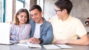 Becas de inglés: Estudiantes avanzan hacia nivel intermedio pese a menos cupos y cambio de reglas