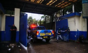 Reos liberan a 13 rehenes tras motines en cárceles de El Boquerón y Pavoncito