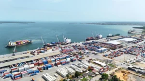 Trabajadores interrumpen operaciones en el puerto Santo Tomás de Castilla durante protesta laboral