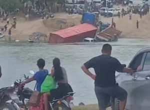 Ferry colapsa en Sayaxché al no resistir peso de tráiler y vehículos caen al río La Pasión