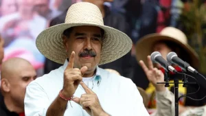 Maduro llega al centro de detención de Brooklyn, Nueva York, después de que helicópteros sobrevuelan la Estatua de la Libertad.