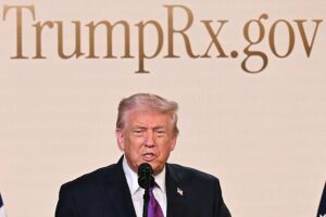 Trump lanza TrumpRx, plataforma para vender medicamentos sin seguro