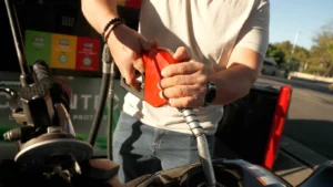 Qué es el subsidio a la gasolina y al gas: Lo que proponía el Gobierno, por qué se frenó en el Congreso y qué opciones quedan