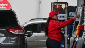 Qué medidas están tomando los gobiernos para aliviar el aumento de los precios de los combustibles en América Latina y el mundo