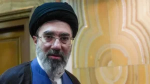 El nuevo líder supremo de Irán promete seguir bloqueando el estrecho de Ormuz y «vengar la sangre» de los iraníes muertos