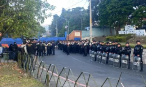 Fuerte dispositivo policial y presencia del MP en ingreso a campus de la Usac tras reelección de Mazariegos