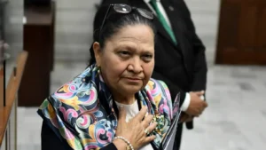 Diputada oficialista solicita al IGM el registro migratorio de Consuelo Porras, incluido el detalle de sus pasaportes
